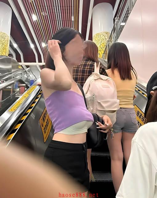 姑娘你的胸掉了。。。
